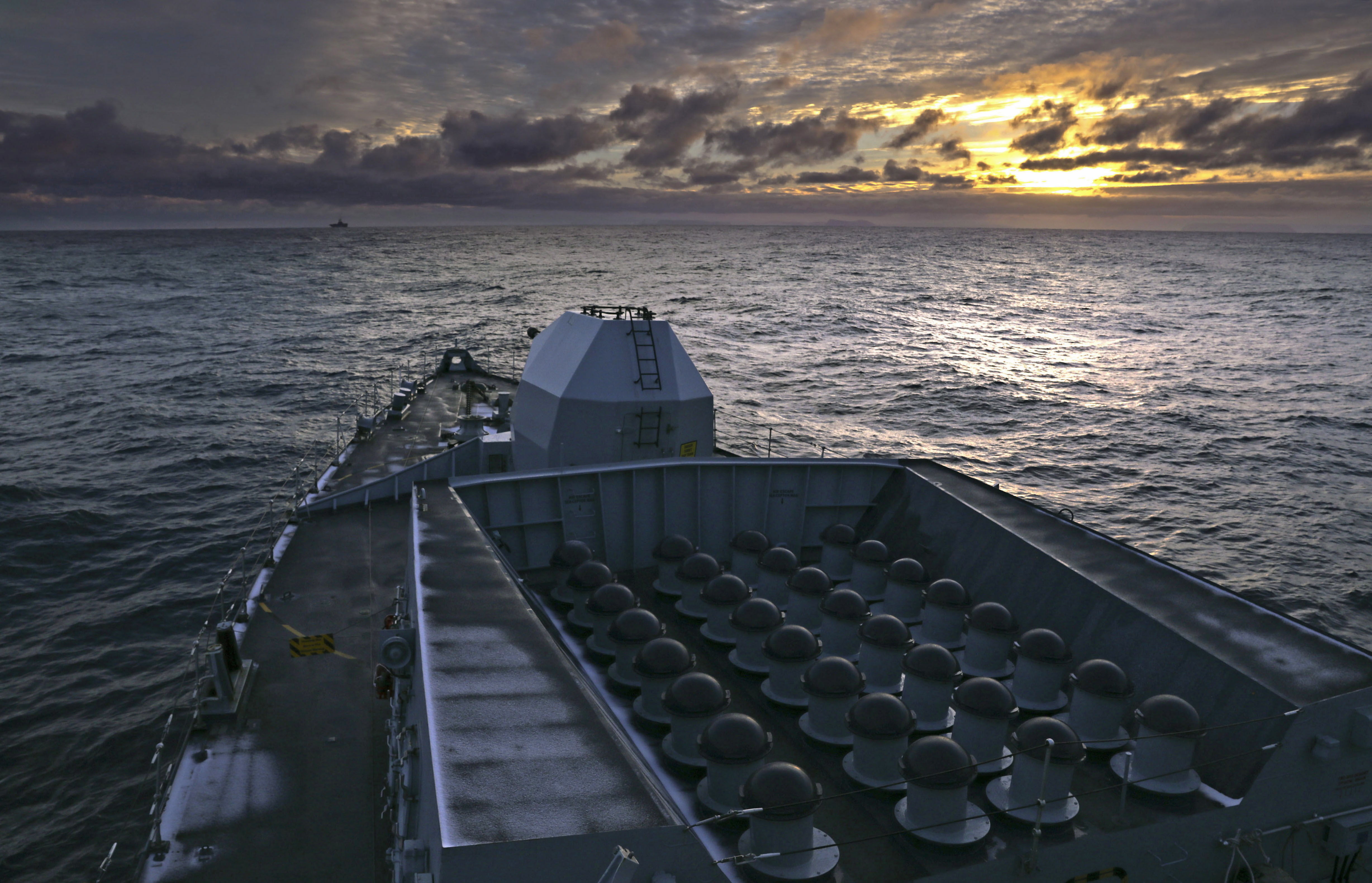 ▲▼在冰島北部、穿越北極圈的英國皇家海軍軍艦「諾森伯蘭號」。（圖／達志影像）