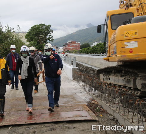 ▲饒慶鈴視察豐田排水改善、卑南右岸三號堤防水防道路。（圖／記者楊漢聲翻攝）