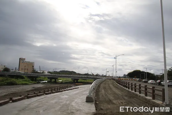 ▲饒慶鈴視察豐田排水改善、卑南右岸三號堤防水防道路。（圖／記者楊漢聲翻攝）