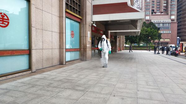 ▲▼台北車站、轉運站周邊進行大清消。（圖／北市環保局提供）