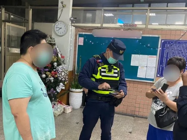 ▲▼台中男子走錯社區大樓，警方到場一眼就認出7個月前曾接獲他報案。（圖／警方提供）