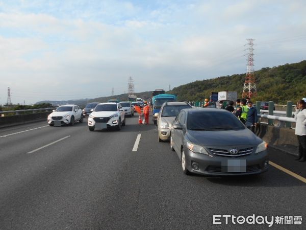 ▲國一87K四小客車追尾親成一串　駕駛乘客還好都沒事。（圖／記者陳凱力翻攝）