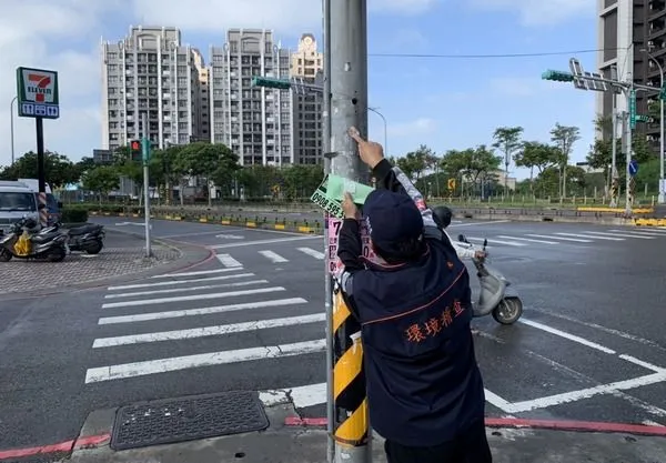 ▲桃園違規小廣告祭重罰。（圖／環保局提供）