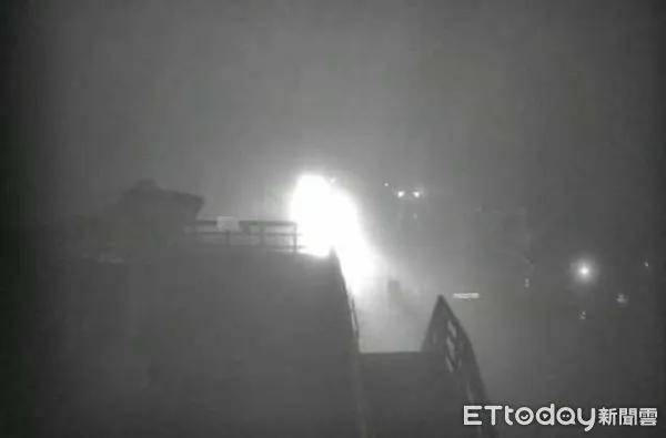 ▲合歡山因下冰霰夾雪，台14甲線晚間進行預警性封路，圖為武嶺亭周邊現況。（圖／翻攝公路總局即時監視畫面）