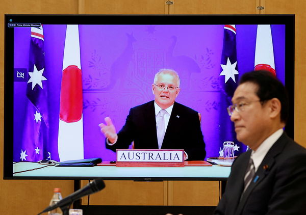 ▲日本首相岸田文雄（右)跟澳洲總理莫里森進行視訊會議時的畫面。（圖／路透）