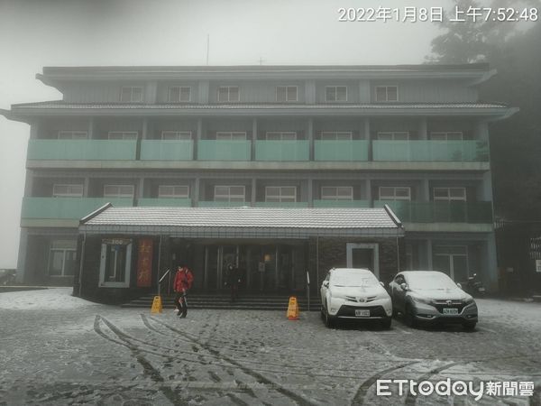 ▲合歡山武嶺周邊被冰雪染成銀白童話世界。（圖／林務局南投林管處提供）