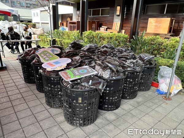 ▲台南市環保局長謝世傑與王家貞、蔡旺詮、蔡筱薇議員及議員代表、諸多里長等一起動手示範以培養土栽植小盆裁。（圖／記者林悅攝，下同）