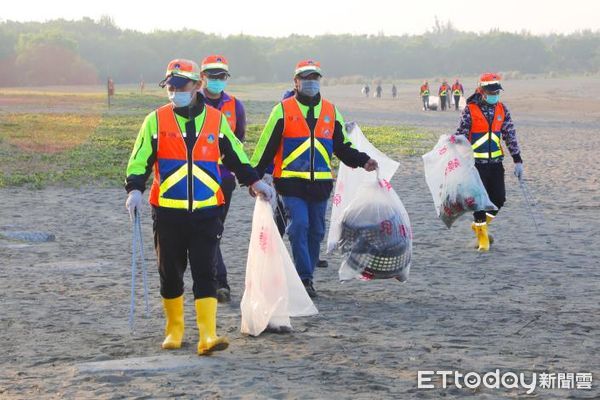 ▲台南市日本人協會號召台南市律師公會、月牙灣慢跑團、東東餐飲集團、奇美食品等單位，加上台南市環保局人員，上午在漁光島辦理淨灘活動。（圖／記者林悅翻攝，下同）