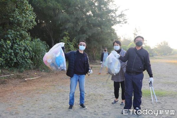 ▲台南市日本人協會號召台南市律師公會、月牙灣慢跑團、東東餐飲集團、奇美食品等單位，加上台南市環保局人員，上午在漁光島辦理淨灘活動。（圖／記者林悅翻攝，下同）