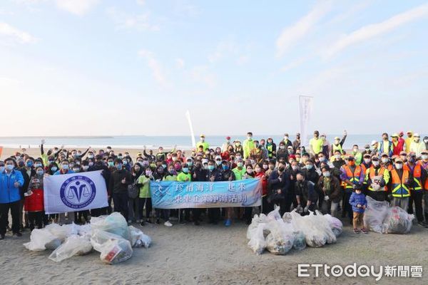 ▲台南市日本人協會號召台南市律師公會、月牙灣慢跑團、東東餐飲集團、奇美食品等單位，加上台南市環保局人員，上午在漁光島辦理淨灘活動。（圖／記者林悅翻攝，下同）