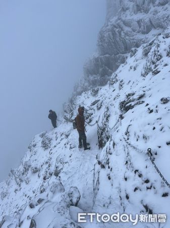 ▲玉山降雪，北峰積雪達2公分高。（圖／玉山國家公園管理處提供）