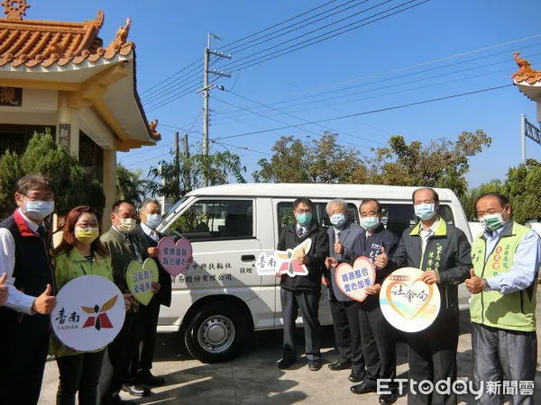 ▲台北市中興扶輪社熱心捐贈台南市麻豆區財團法人台灣省私立普門仁愛之家1輛復康巴士，並認養不老農圃，黃偉哲市長頒贈感謝狀。（圖／記者林悅翻攝，下同）