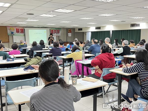 ▲台南市勞工局長王鑫基，邀請成功大學郭乃文教授，以「中年養腦的強優技能」為題，以分享如何透過腦科學，讓心靈上也能充實安穩。（圖／記者林悅翻攝，下同）