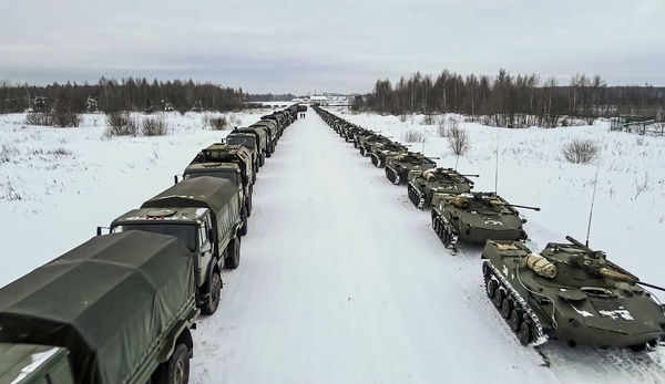 ▲▼俄羅斯機場7日停放維和部隊軍用車輛，等待運上飛機。（圖／達志影像／美聯社）