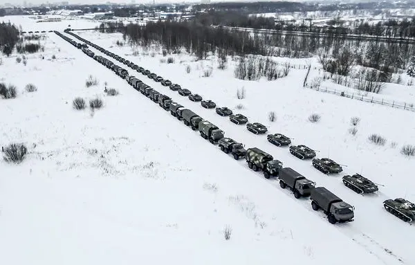 ▲▼俄羅斯機場7日停放維和部隊軍用車輛，等待運上飛機。（圖／達志影像／美聯社）