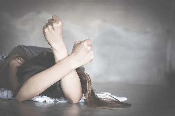 ▲桃園市王姓男子2020年10月間酒後找來女代價送回家，卻兩度乘機親吻、襲胸，女子事後報警提告。（示意圖／取自免費圖庫123RF）