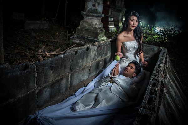 ▲▼泰國鮮肉攝影師康喬大膽前往墓地拍攝婚紗照。（圖／翻攝自臉書）