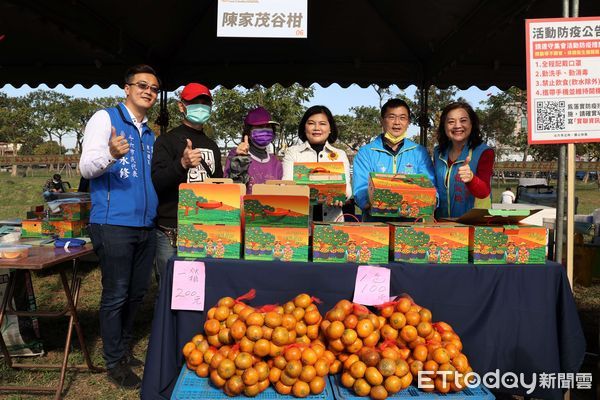 ▲雲林縣斗六市公所為了推展在地特色農產，今、明2日在斗六人文公園舉辦「2022斗六茂谷柑節及年貨市集系列活動」，現場有擺設在地特色農產及年貨市集等超過80個攤位。（圖／記者蔡佩旻翻攝）