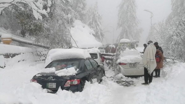 ▲▼避暑勝地下雪！上千汽車追雪受困 巴基斯坦21遊客遭埋喪命。（圖／路透社）