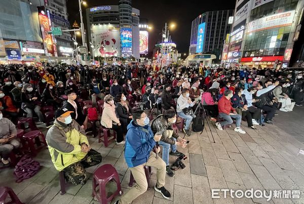 ▲▼罷免林昶佐公民團體「清林散昶」選前之夜,現場人潮 。（圖／記者李毓康攝）