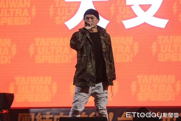 ▲大支出席「終結惡戰 團結之夜」，力挺林昶佐。（圖／記者林敬旻攝）