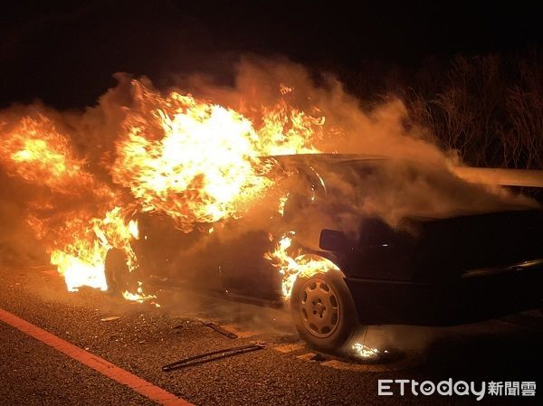 ▲國道1五楊高架深夜火燒車，駕駛逃生不及慘遭燒死。（圖／國道警察提供）