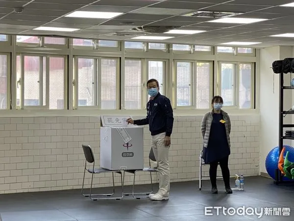 ▲▼台北市議員鍾小平於罷免林昶佐案中投票。（圖／記者袁茵攝）