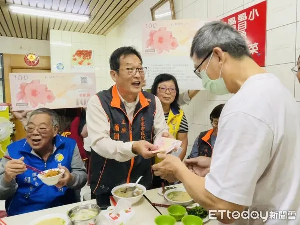 ▲屏東市代理市長長程清水等人帶頭使用振興消費券              。（圖／記者陳崑福翻攝，下同）