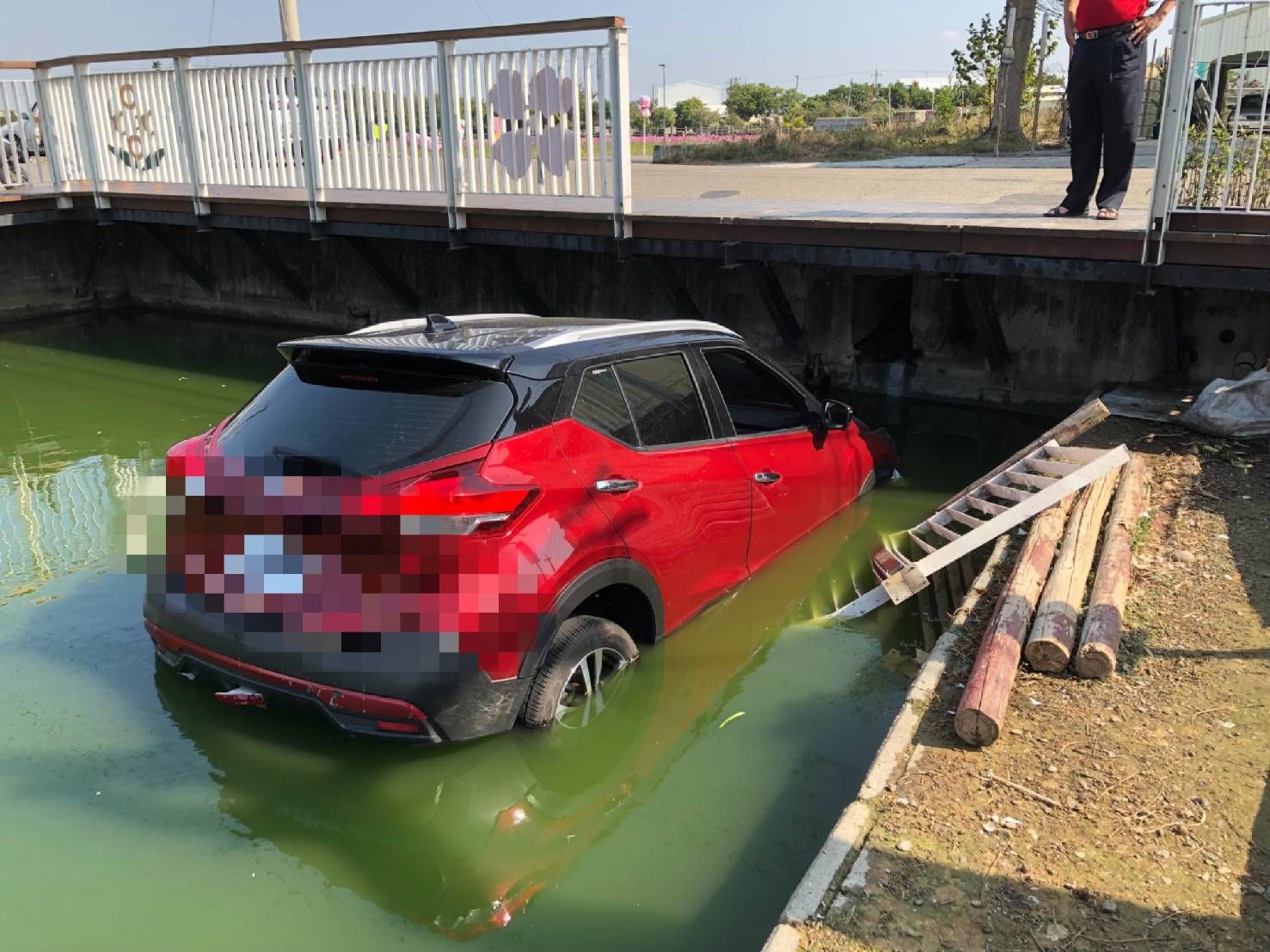 快訊／賞花停車傳意外　撞斷護欄人車墜落景觀池 | ETtoday社會新聞 | ETtodayAMP