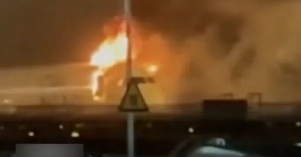 ▲俄羅斯一架TU-204型貨機在杭州蕭山機場起飛前起火燃燒。（圖／翻攝極目新聞）