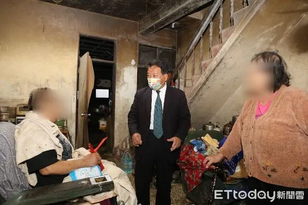 ▲台南市學甲區有一位年近80歲的中風長者，因行動不便無床可睡，台南市議長郭信良前往探視並贈予慰問金，作為改善生活之用。（圖／記者林悅翻攝，下同）