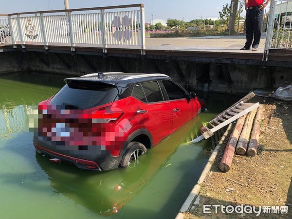 [新聞] 賞花停車傳意外　撞斷護欄人車墜落景觀池