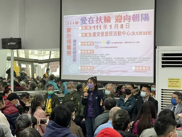 ▲郭昭巖攜扶輪社寒冬送暖　1／8起分四場發放愛心待餐劵助弱勢。（圖／郭昭巖辦公室提供）