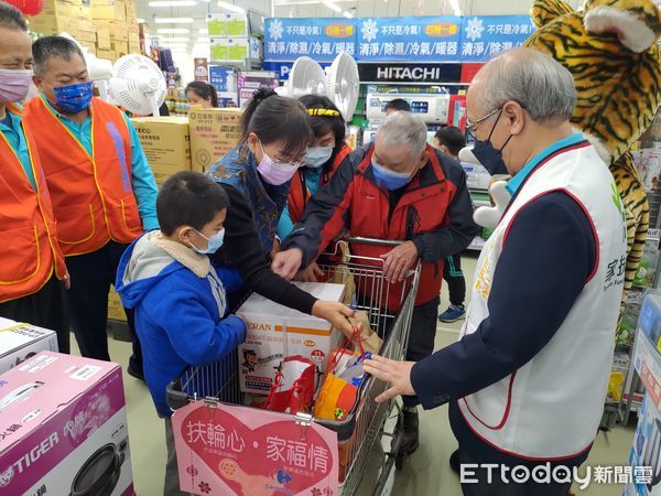 ▲副縣長謝淑亞與陳燦勲主委及今年的虎尾東區扶輪社社長一起陪伴雲林家扶家庭採買民生用品。（圖／記者蔡佩旻翻攝）