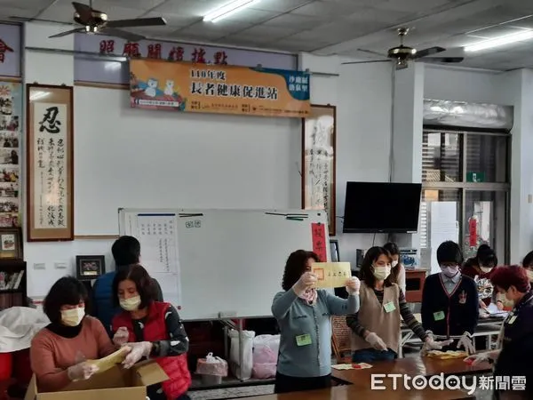 ▲中二選區補選1600開票，藍綠開票現場冷清「媒體比選民多」。（圖／記者白珈陽、鄧木卿攝）