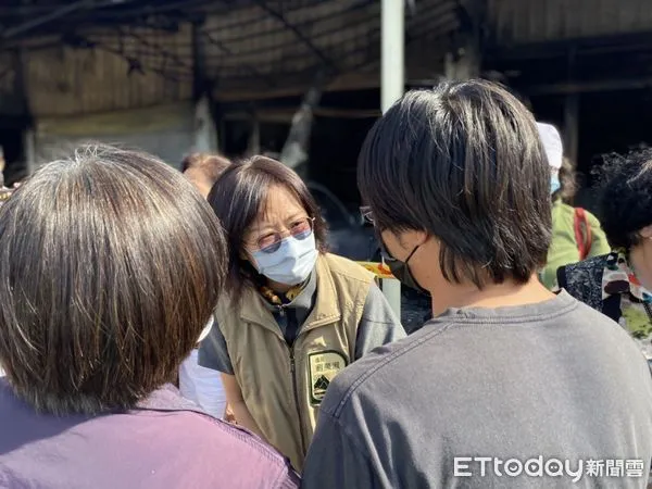 ▲屏東縣府社會處處長劉美淑代表潘縣長到九如關懷大火受災戶             。（圖／屏東縣政府提供，下同）