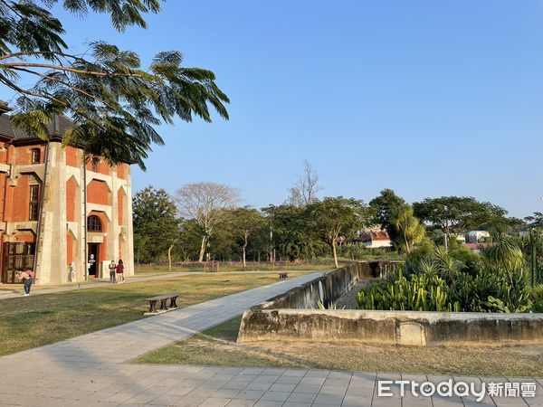 ▲台南山上花園水道博物館，保留著當年起造時的奠基石，由於造型酷似「墓碑」，成為園區另一個私密景點。（圖／記者林悅翻攝，下同）