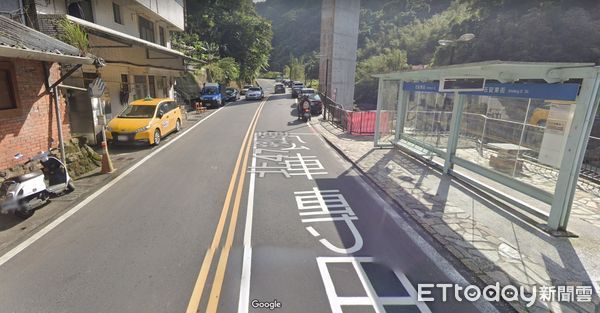 ▲▼林姓婦人從右側候車亭跑到對面石碇東街站牌趕搭車，卻遭公車撞倒不治             。（圖／翻攝Google地圖）