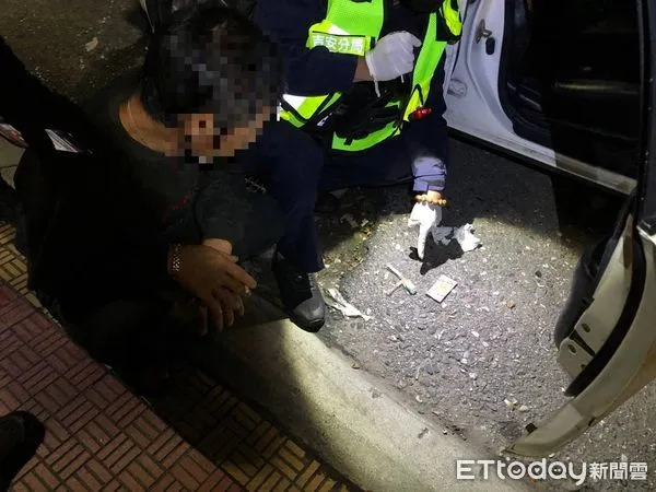 ▲▼員警在男子車內搜出毒咖啡1包。（圖／吉安分局提供，下同）