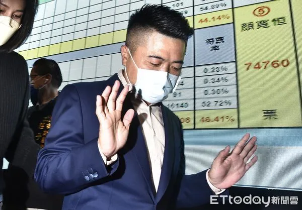 ▲   中二選區立委補選,顏寬恒現身競選總部發表談話。（圖／記者李毓康攝）