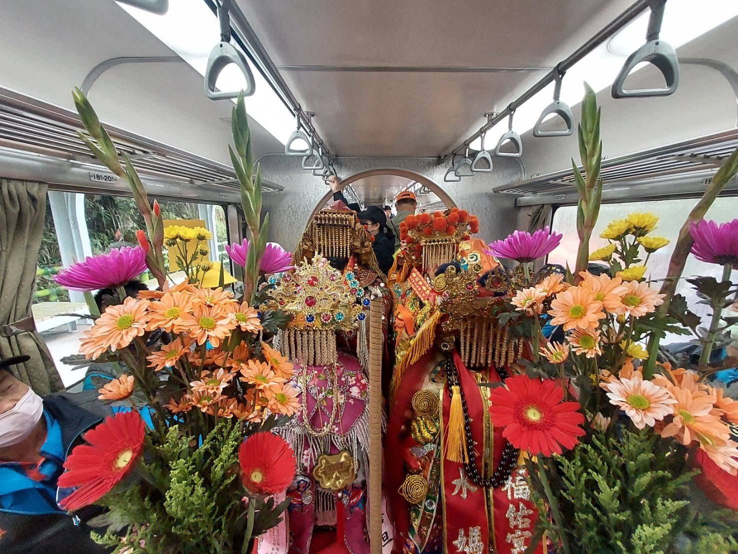 ▲25媽祖搭「蒸汽火車」山城遶境 平溪施放20呎媽祖天燈。（圖／新北市民政局提供）