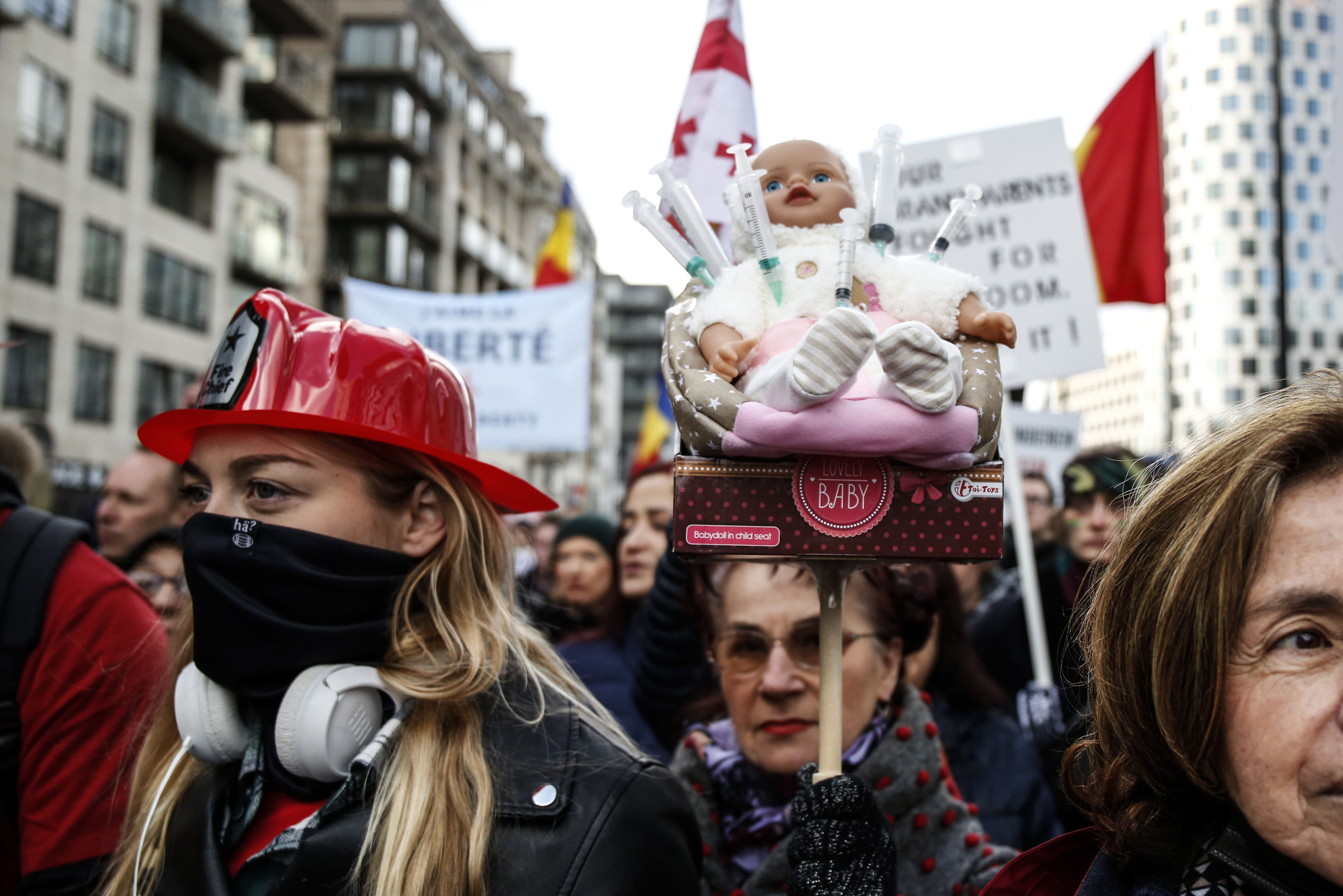 ▲▼布魯塞爾5千人反防疫抗議　82歲老奶奶也上街。（圖／路透）