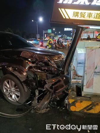 ▲▼彰化花壇發生離奇車禍，2車追撞衝進麥當勞得來速。（圖／記者唐詠絮攝）