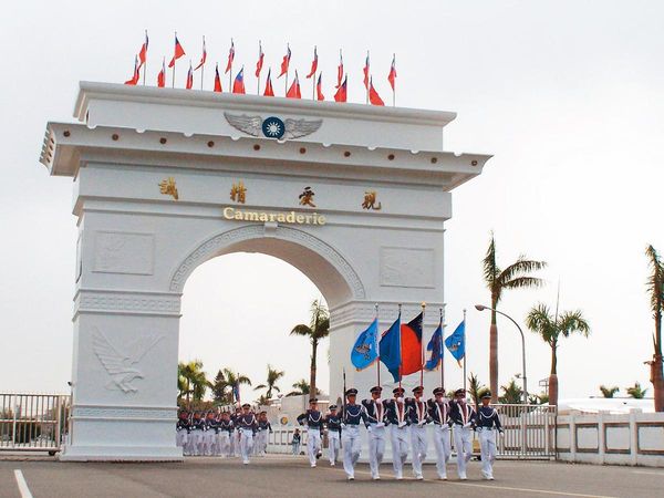 在空軍官校（圖）服役的何姓士官被控騙財騙色、偷拍性愛影片。（翻攝空軍官校官網）