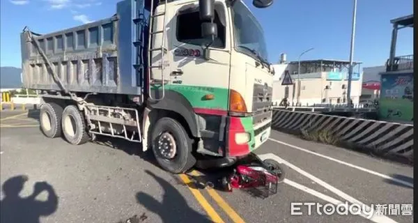 ▲砂石車撞上機車。（圖／記者楊漢聲翻攝）