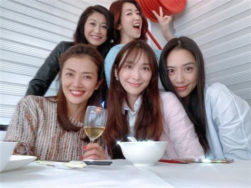 ▲▼胡晴雯和吳佩慈、廖家儀、白歆惠、賈欣惠等人同框，眾人嫁豪門後相當低調難得相聚。（圖／翻攝自微博）