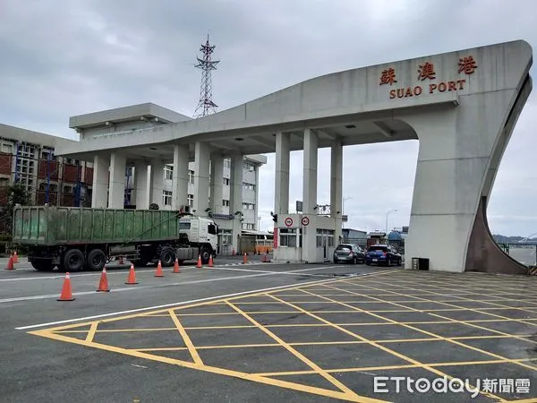 ▲蘇澳港傳一工人遭1.1噸化工原料「對二甲苯」太空包壓死意外。（圖／記者游芳男攝）