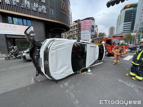 ▲▼板橋翻車             。（圖／記者陳以昇翻攝）