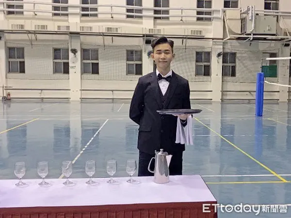 ▲雲林17歲就讀大成商工餐飲科顏粲哲上月參加2021加拿大國際餐飲大賽（CIGTC）勇奪G1.餐服托盤競賽金牌。（圖／記者蔡佩旻翻攝）