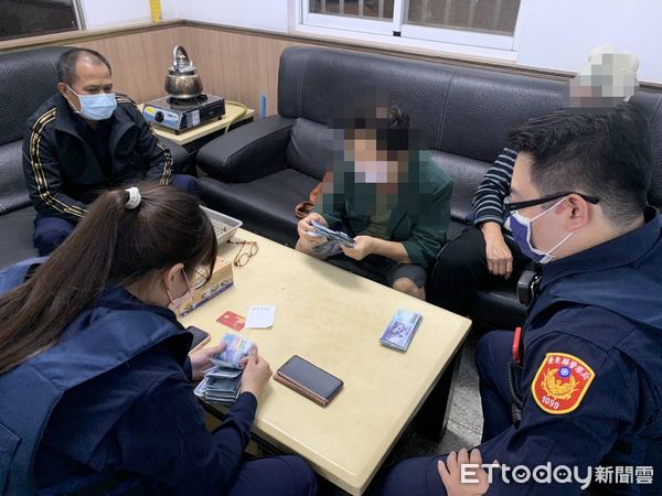 ▲七旬老婦險遭詐騙，員警及時攔阻。（圖／記者楊漢聲翻攝）